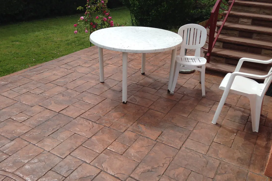 Logement avec sol en béton imprimé dans l'espace de vie extérieur à Saint-Denis